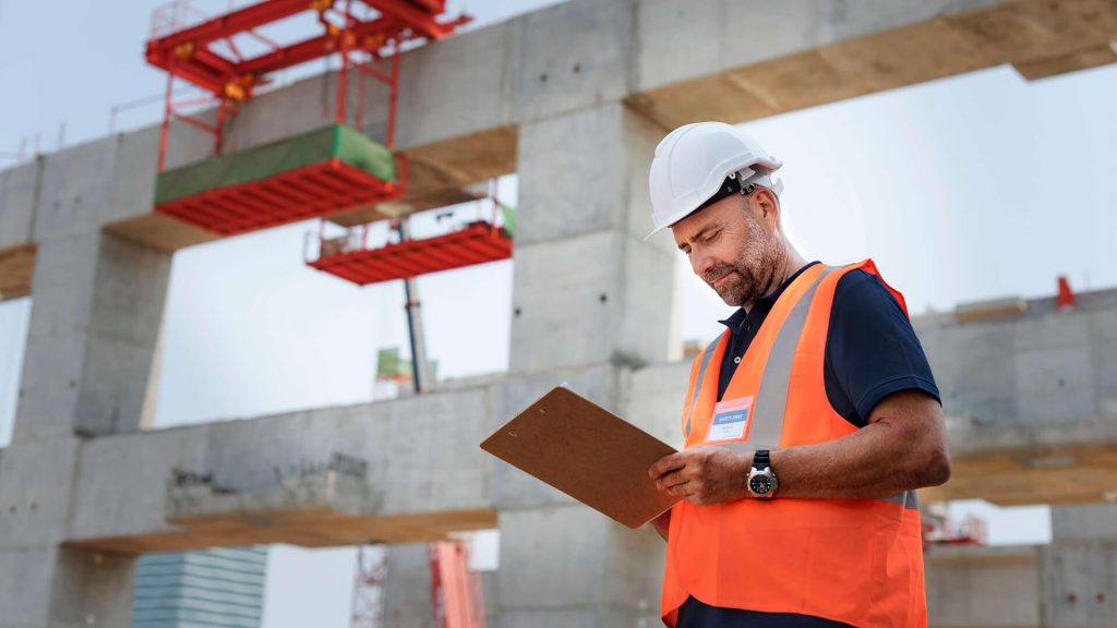 WHS-Construction-engineer-on-site-hardhat-high-vis-1024x576 Consultorías en SST